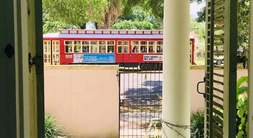 6BR 3 BA HUGE, Balcony, Cemetery, Streetcar sleeps 14!!! - Image 1