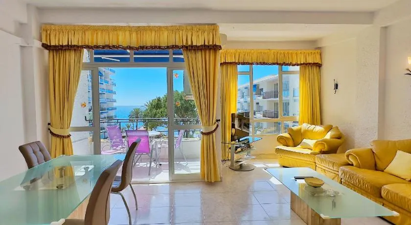 Skol 439 Spacious and Refurbished Apartment with Sea Views - Image 1