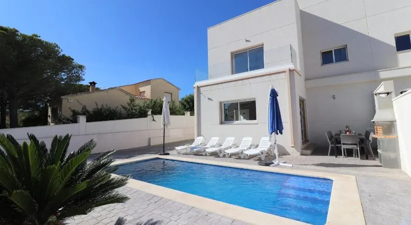 Villa Llevant HOT TUB, piscina, 400 metri dalla spiaggia WIFI A / C completo - Image 1
