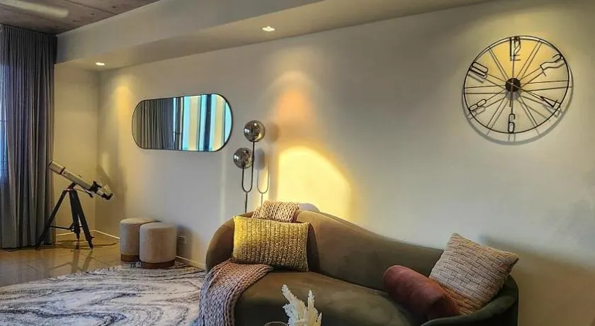 Penthouse-level Waterfront Apartment - Image 1