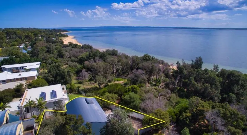 Spacious Coastal Retreat 5 Bdr - Image 1