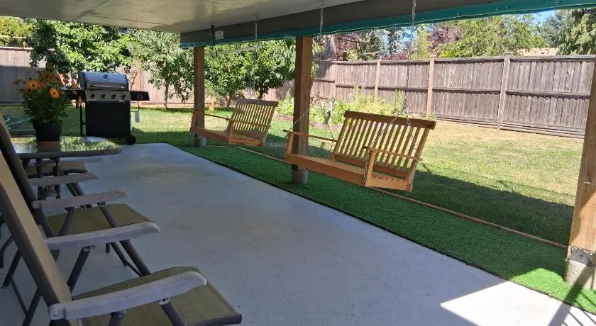 5 Beds 3 Full Bathrooms 3 Bedrooms, Quiet Day & Night, 15 Minutes Walk to 2 Beaches, Large Guest Yard, Kids Gym & Games, 4TVs, Breakfast, WorkStation, Laundry, Kitchen - Image 1