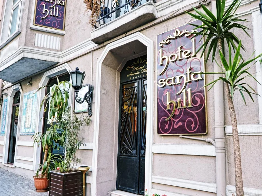 Santa Hill Hotel - Image 1