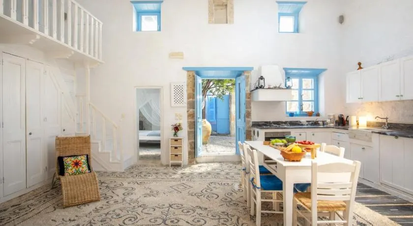 Traditional Villa with Jacuzzi & Terrace Mandarin Home - Image 1