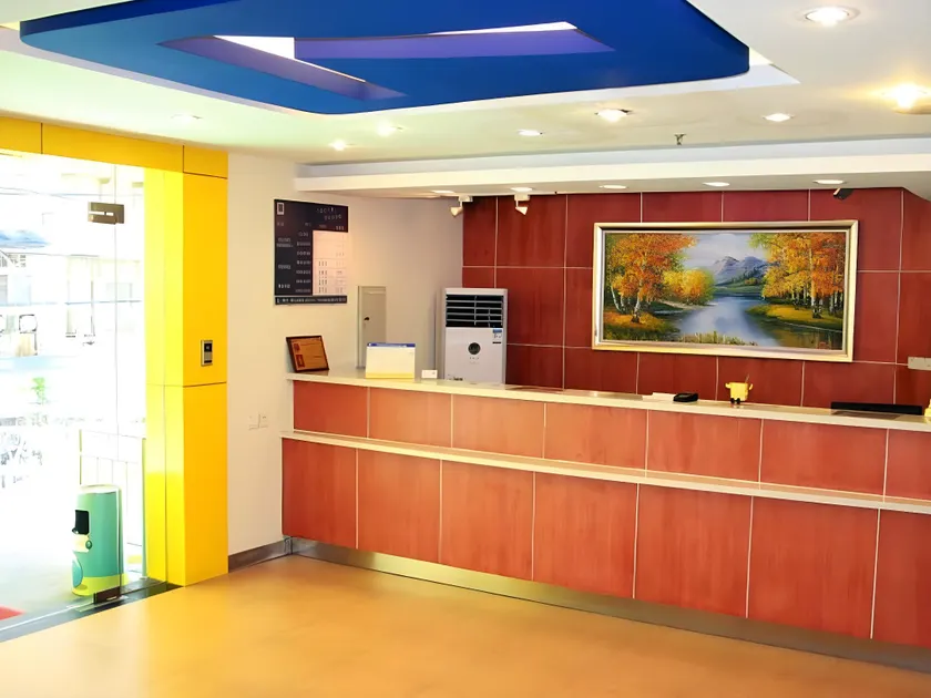7 Days Inn Wuhan University Guangbutun Metro Station - Image 1