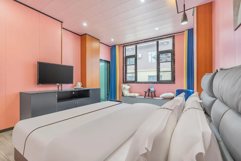 Zhiluo Theme Hotel (Songming Yanglin University Town Business School) - Image 1