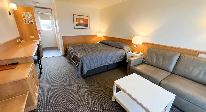 Summerhill Motor Inn - Image 1