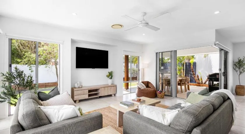 Mooloolaba Parkway Palms Spacious 3BR with Patio & BBQ Pet-Friendly near the Beach - Image 1