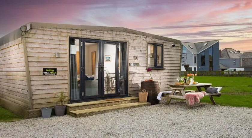 Wheal Amelia- Beautifully Fitted Wooden Lodge Helston Cornwall - Image 1