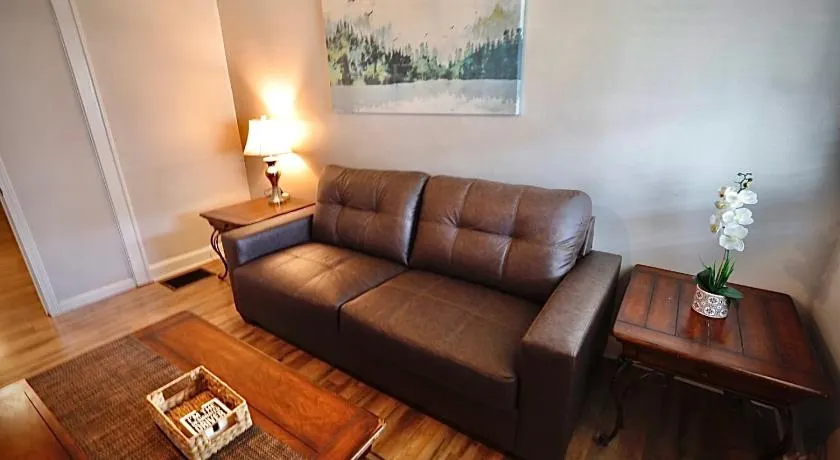 Entire Home/Firm Queen Bed/3 Miles to Downtown Indy - Image 1
