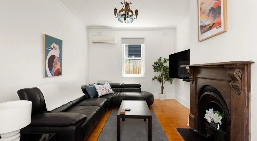 Emmaline Guest Cottage - Art Deco Era Guest Cottage with Off Street Parking - Image 1