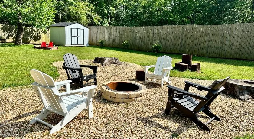 Cozy Family-Friendly home w/ fenced-in backyard - Image 1
