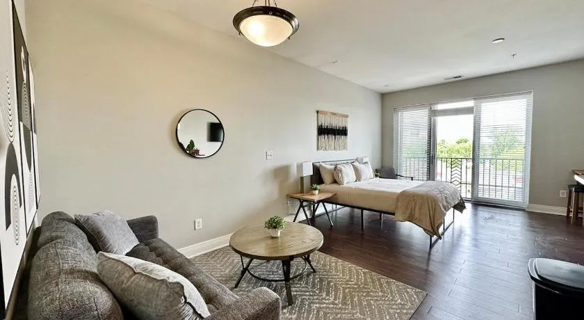 Cozy Downtown Loft with Balcony - Image 1