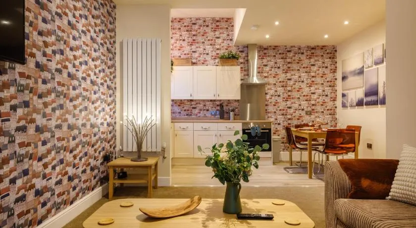 Flat 2, The Old Antiques Warehouse - FREE off-site Health Club access with Pool, Sauna, Steam Room & Gym - Image 1