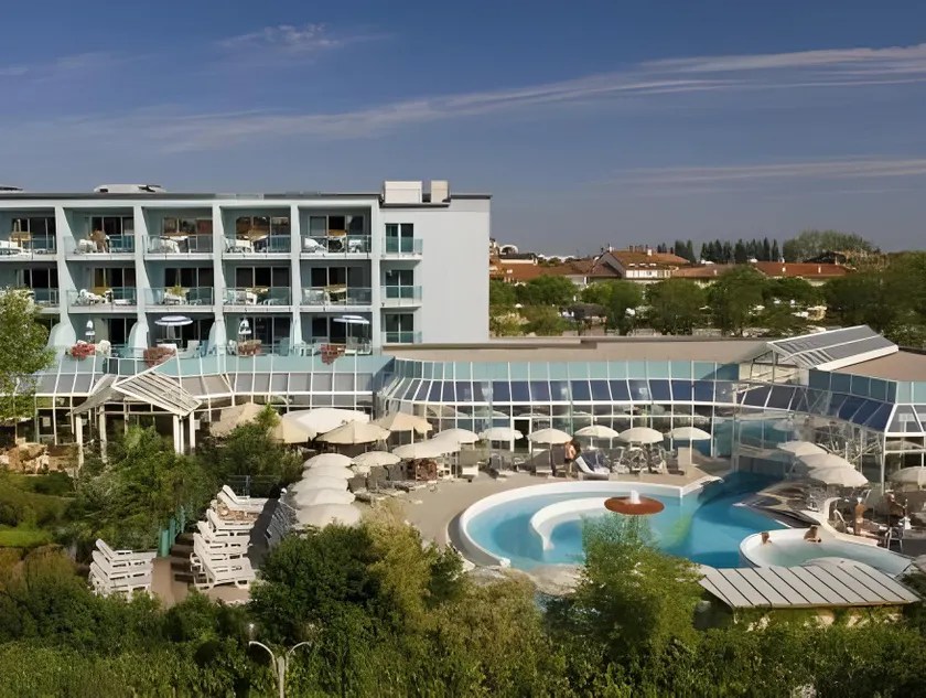 Hotel Savoy - Image 1