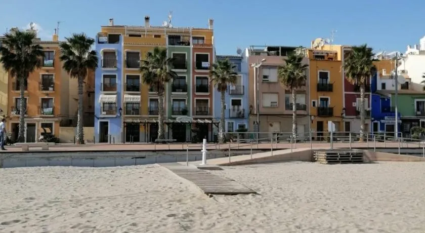 Luxury renovated 2-bedroom apartment with pool - Image 1