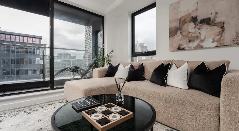 2 Bedroom - Old Trafford - Balcony - Free Parking - Image 1