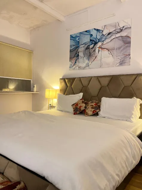 Entire 1BHK Penthouse with Private Terrace 4th Flr - Image 1