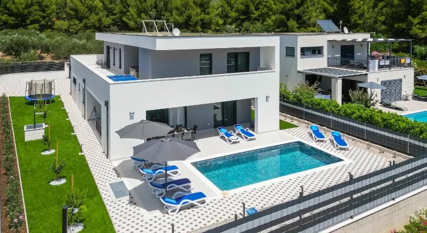 Holiday Villa MI - Image 1