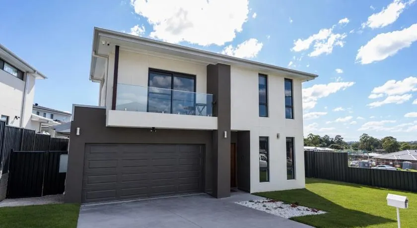 Macarthur Stay - Spacious 4BR Home with Outdoor Area - Image 1