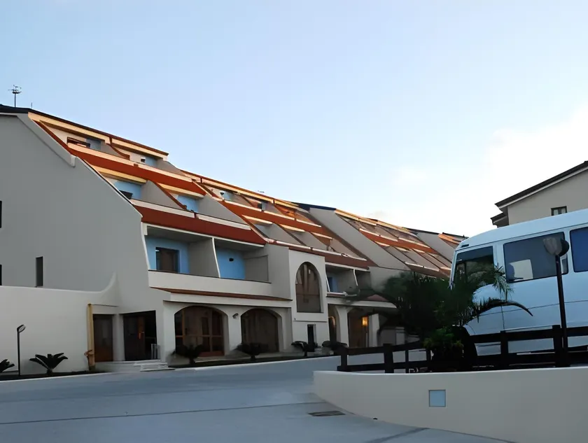 Tropis Hotel - Image 1