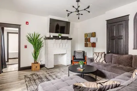 Spacious 3BR, 3BA Philly Retreat for 8 with Free Parking - Image 1