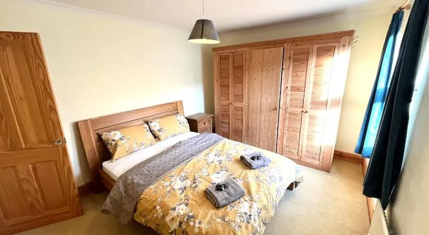 Room in a victorian home close to London trains and silverstone - Image 1