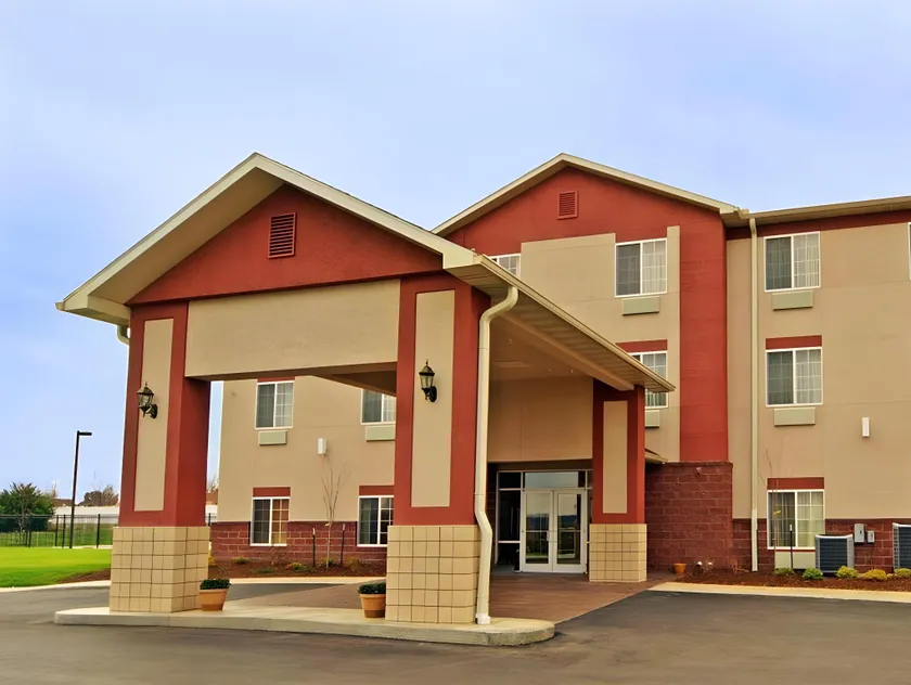 Paola Inn and Suites - Image 1