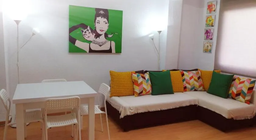 Céntrico apartamento en Valencia próximo parada de metro Ángel Guimerà - Image 1