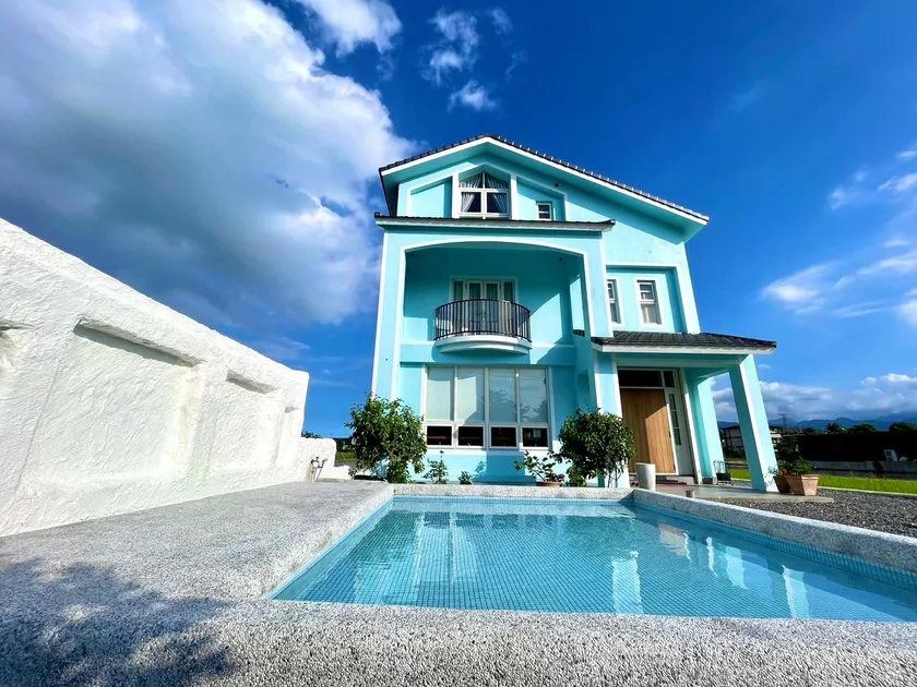 An Blue House - Image 1