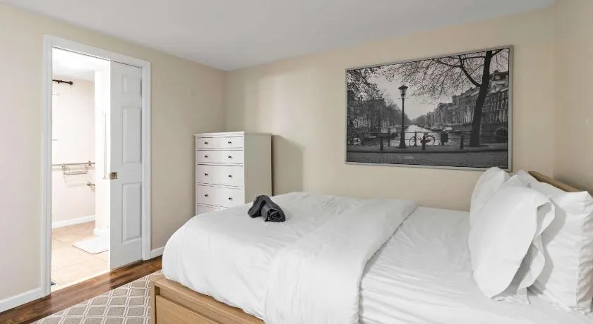Ground-Floor Forest Park Studio with Parking & Washer Dryer - Image 1