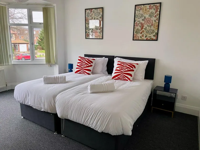 University View-Off-Street Parking-Sleeps 8-Fast WiFi - Image 1