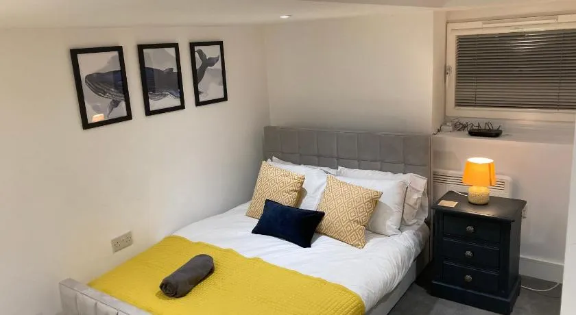 Garden Flat in City Centre with Parking - Image 1