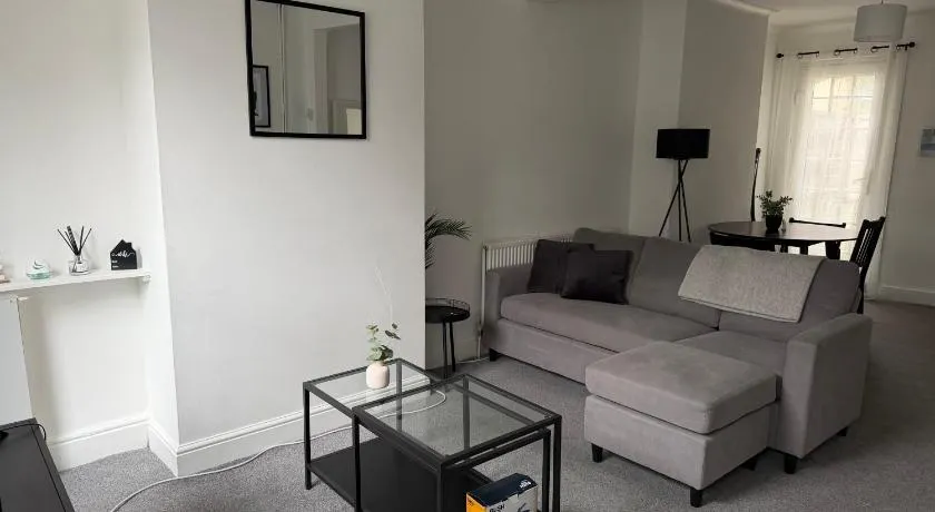 Cosy 2-Bed Home - Central Location Near Town & Train Station - Image 1