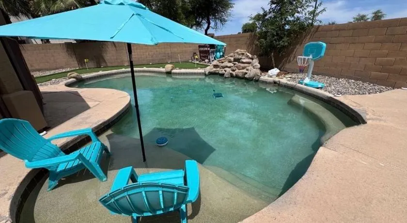Luxury Room - Queen Bed, Pool & Putting Green - Image 1