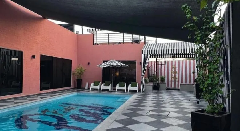 The Pink Pool - Swimming pool - Image 1