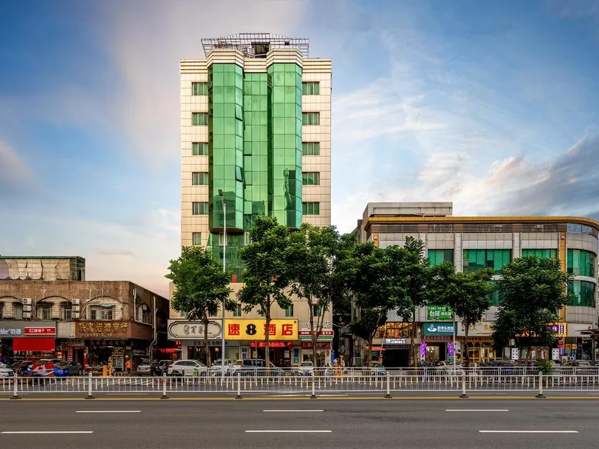 Super 8 Hotel Huizhou Bus Terminal - Image 1