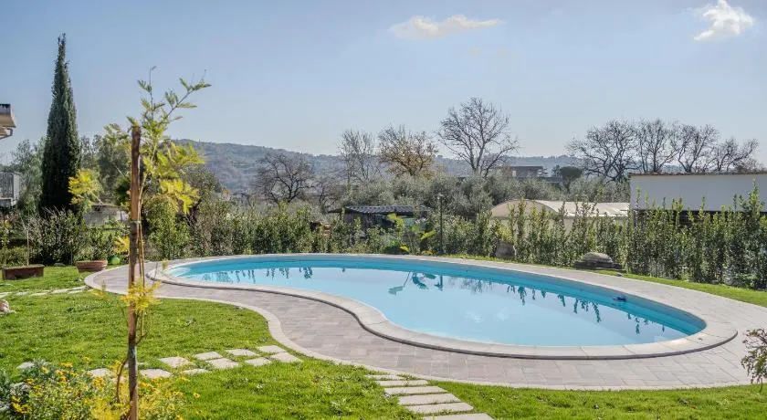 Casale nel Verde con Piscina e Vista - Image 1