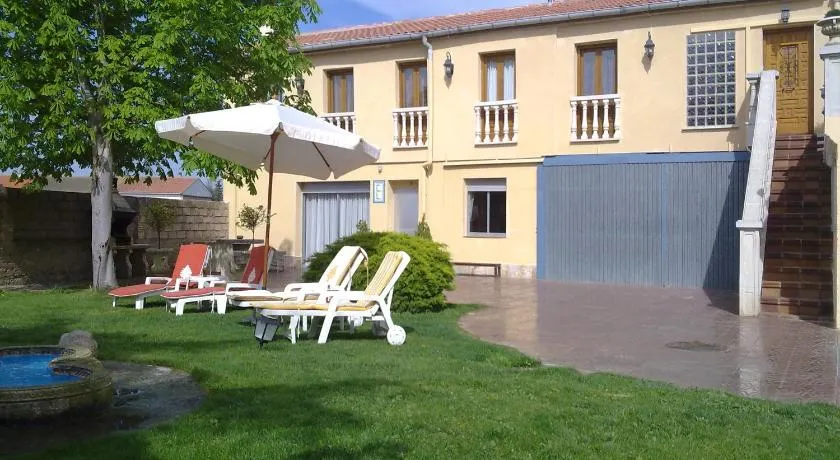 Casa vacacional ideal para familias con internet de alta velocidad, jardín y barbacoa | Vistas al jardín | Adaptada para teletrabajar | Admite mascotas - Image 1