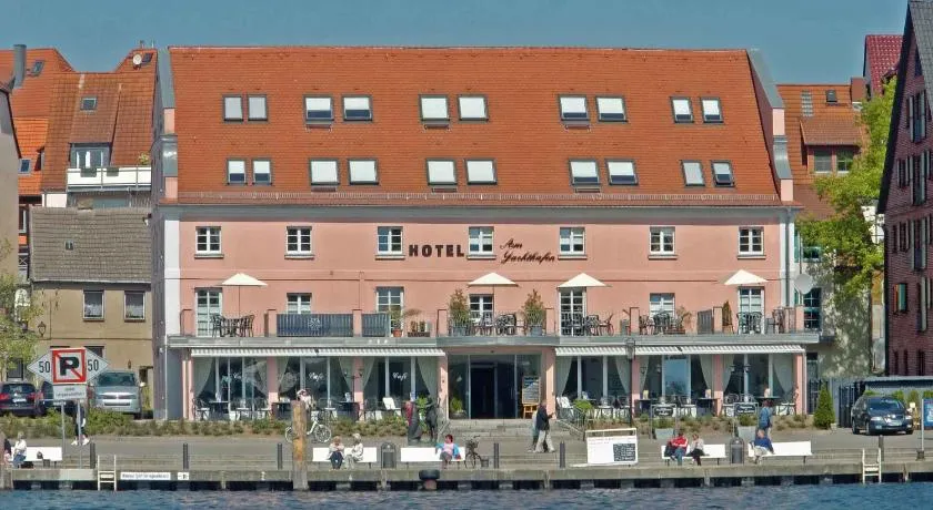 Hotel Am Yachthafen - Image 1
