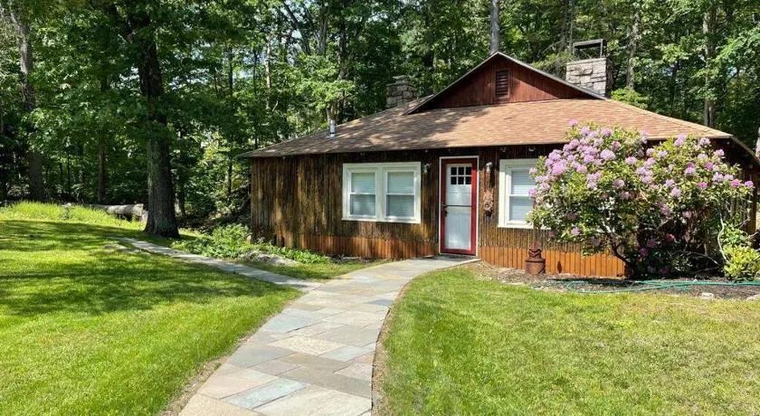 Peaceful Getaway Cottage on grounds of historic mid-century gem - Image 1