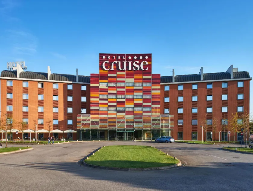 Hotel Cruise - Image 1