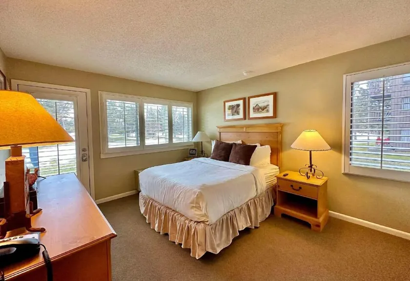 Charming 1BDR Condo w Golf Course View - Image 1