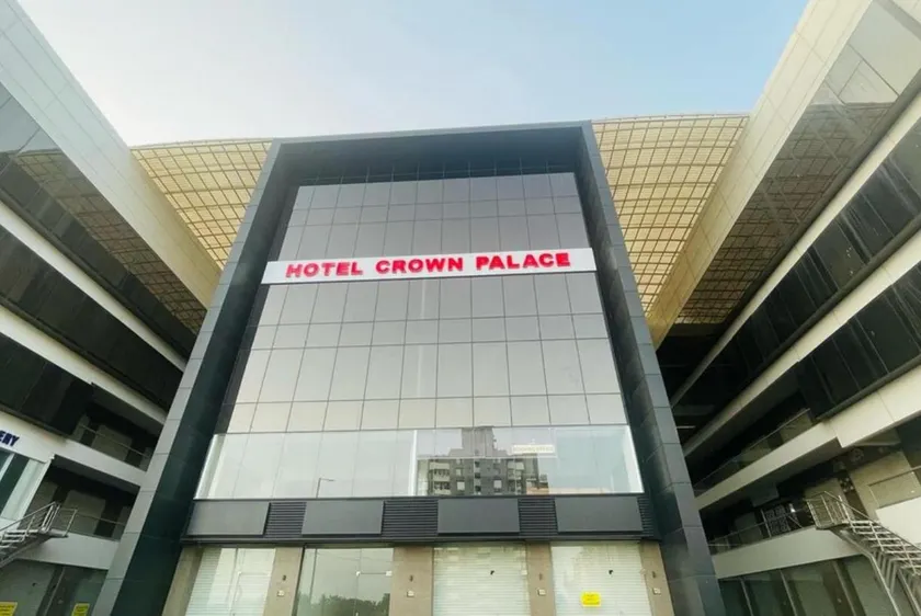 Hotel Crown Palace - Image 1