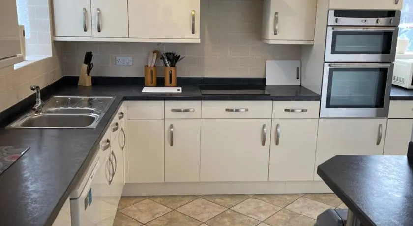 Spacious, Sleeps 18, 3 Bathrooms, Parking, Park, Mansfield - Image 1