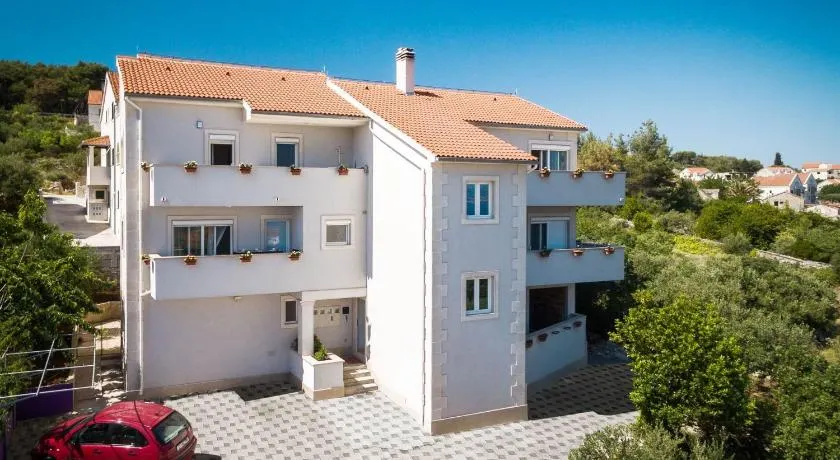 Apartments Lana - Apartamento Superior com 2 Quartos e Terraço (A1) (ST) - Image 1
