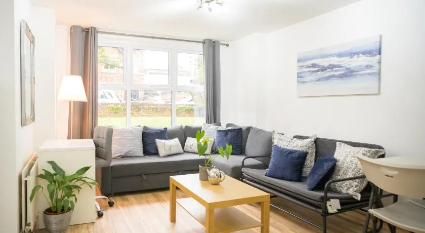 Silver Pines - 2BR - King Bed - 6 Guests - Wi-Fi - Free Parking - Image 1