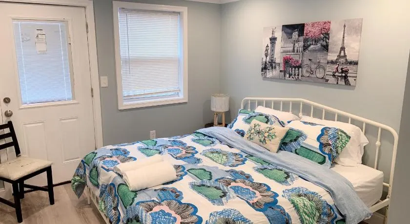 EN SUITE NEXT TO FELLS POINT - Image 1