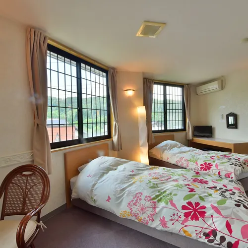 Petit Hotel Iris - Image 1