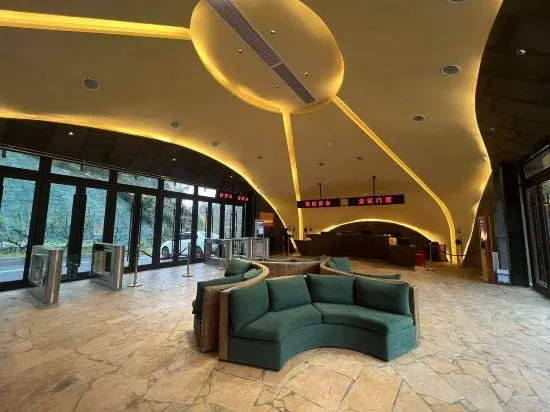 Three Gorges giraffe Park's Hotel - Image 1